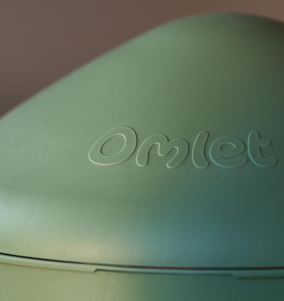 close up of anti-roost lid on omlet insulated chicken waterer