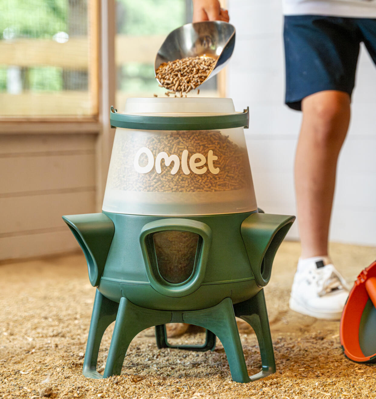 easy to fill large capacity no waste chicken feeder