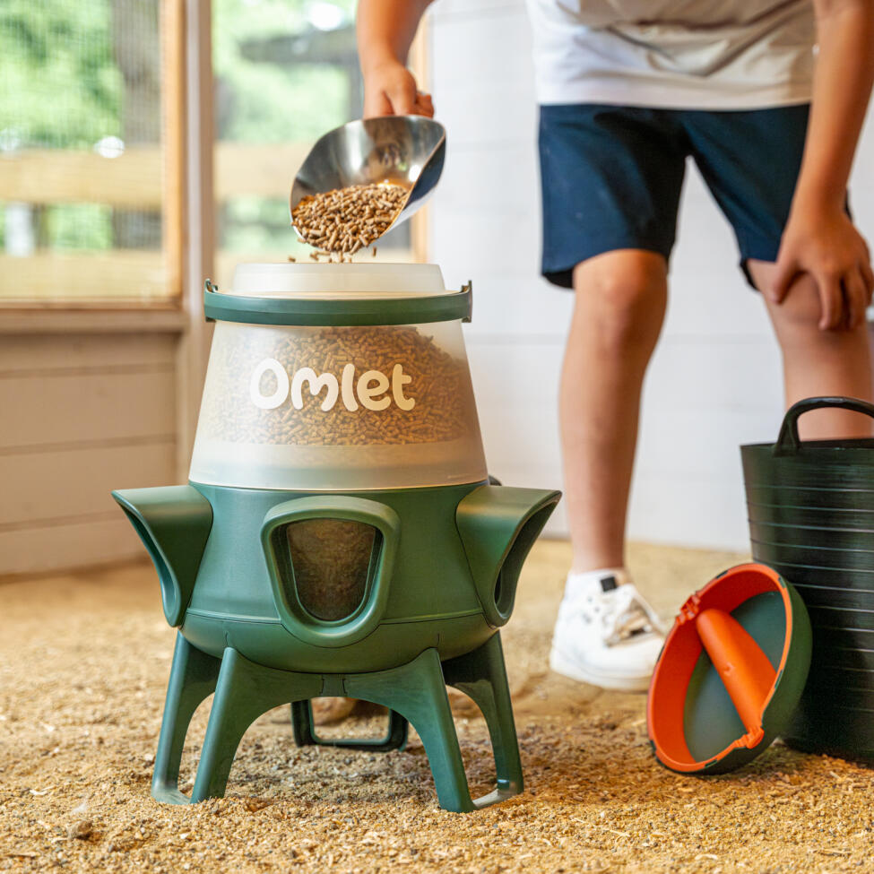 easy to fill large capacity no waste chicken feeder