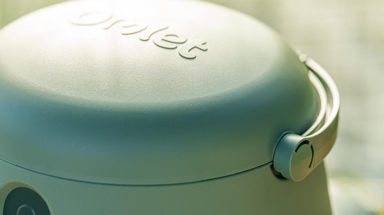 detail of omlet automatic chicken feeder lid