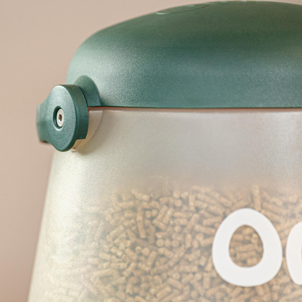 detail of locking lid and visible feed level for omlet no waste chicken feeder